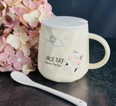 Детская кружка 420мл с крышкой и ложкой в под.уп. (х36)Фарфор 315-055 — Posudio