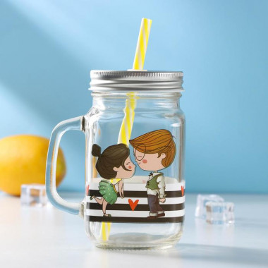 Банка с ручкой, крышкой и трубочкой "Поцелуй" 450 мл, 10х7,5х13 см &mdash; Posudio