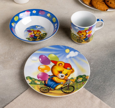 Набор детской посуды 3 предмета "Мишка на велосипеде" кружка230мл,миска400мл, тарелка d=18см &mdash; Posudio