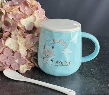 Детская кружка 420мл с крышкой и ложкой в под.уп. (х36)Фарфор 315-054 — Posudio