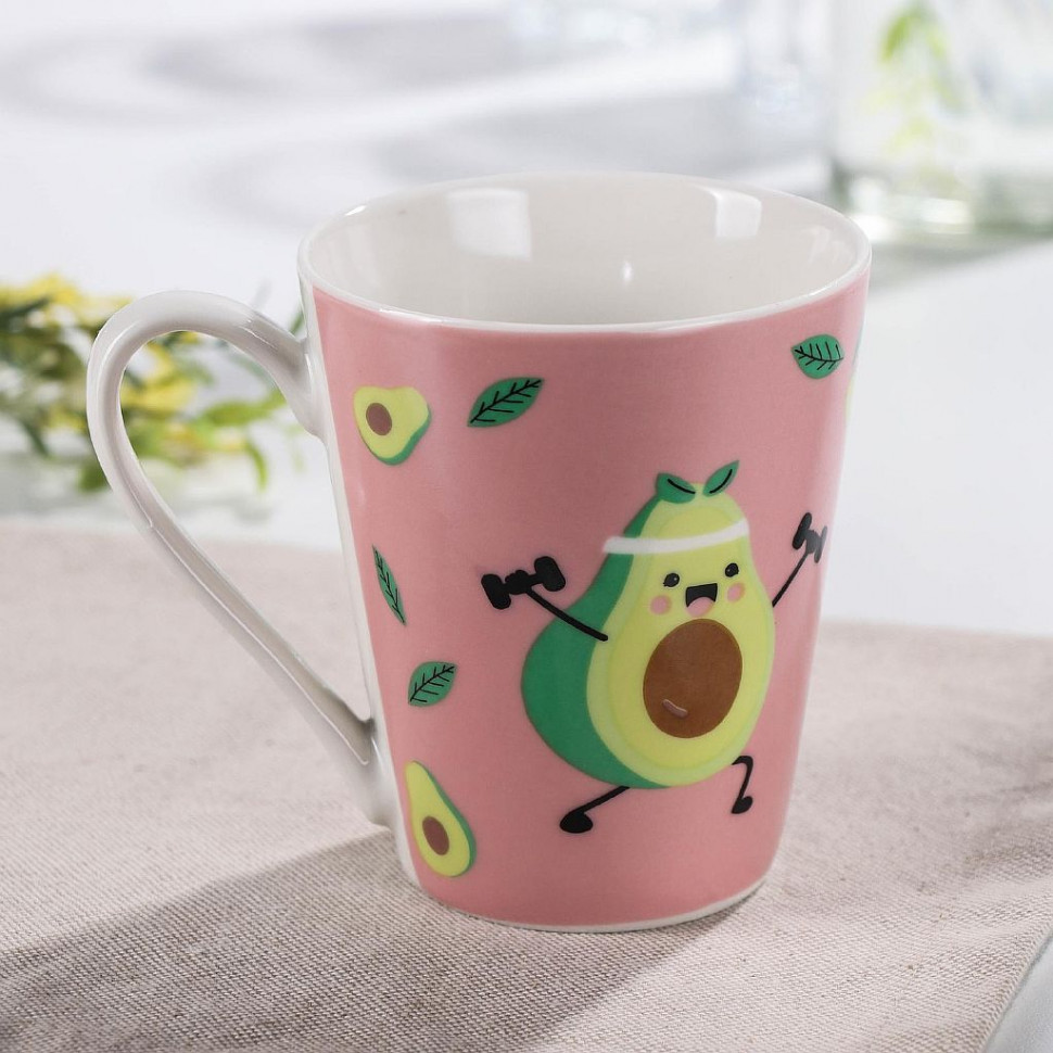 Кружка фарфоровая Доляна «Озорной авокадо», 320 мл фото 1 &mdash; Posudio