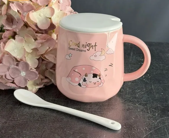 Детская кружка 420мл с крышкой и ложкой в под.уп. (х36)Фарфор 315-053 фото 1 — Posudio